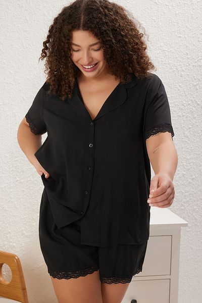 Trendyol Curve Pyjama-Set aus Viskose – schwarzes Spitzendetail, Hemdkragen TBBSS25AI00009