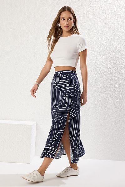 Trendyol Collection Dunkelblauer, gemusterter, geschlitzter, detaillierter Viskose-Midirock TWOAW20ET0205