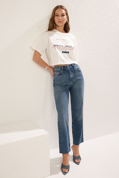 Trendyol Collection Blaue, gerade Jeans mit hoher Taille und Ausschnitten TWOAW25JE00307