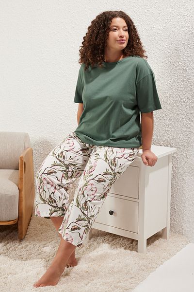 Trendyol Curve Grünes geblümtes Capri-Strick-Pyjama-Set TBBSS25AI00002