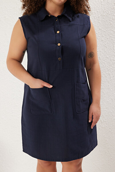 Trendyol Curve Тъмносиня лятна плетена рокля с копчета, 100% памук и лен, големи размери TBBSS25AH00107