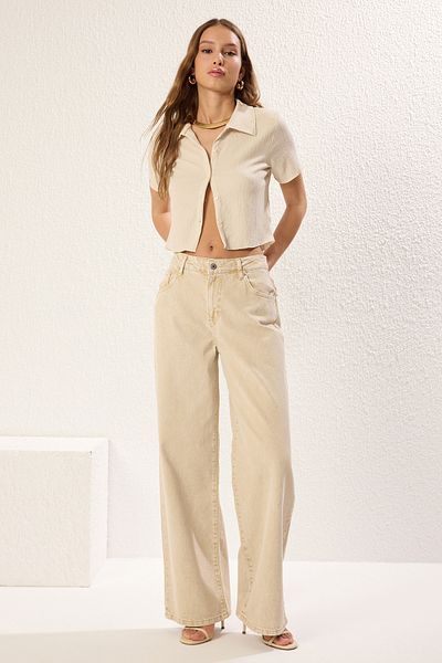 Trendyol Collection Strukturierte Bluse mit Polokragen und Knöpfen – TWOSS25BZ00397