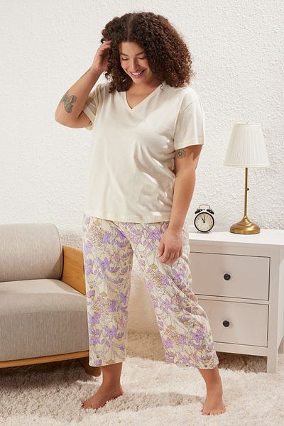 Trendyol Curve Hellgelbes, geblümtes Capri-Strick-Pyjama-Set TBBSS25AI00003