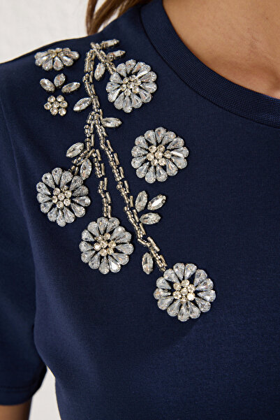 Trendyol Collection Sötétkék köves normál/normál szabású kötött póló TWOSS25TS00038