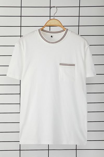 Trendyol Collection Ecrufarbenes Basic-T-Shirt aus 100 % Baumwolle mit Taschen- und Klebeband im regulären/normalen Schnitt TMNSS25TS00035