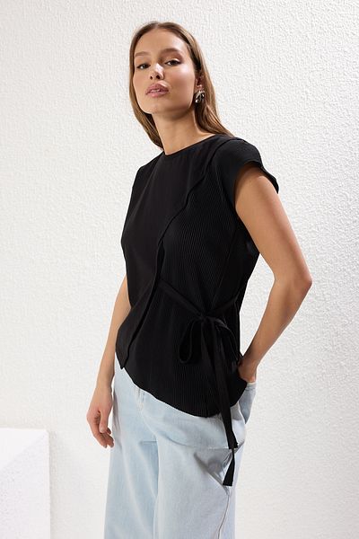 Trendyol Collection Czarna bluzka dzianinowa z wygodnym dopasowanym plisowaniem i sznurowaniem - Twoss25Bz00094