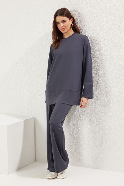 Trendyol Modest Anthrazitfarbenes, weich strukturiertes, garniertes, gerades Trainingsanzug-Set TCTSS25EN00005