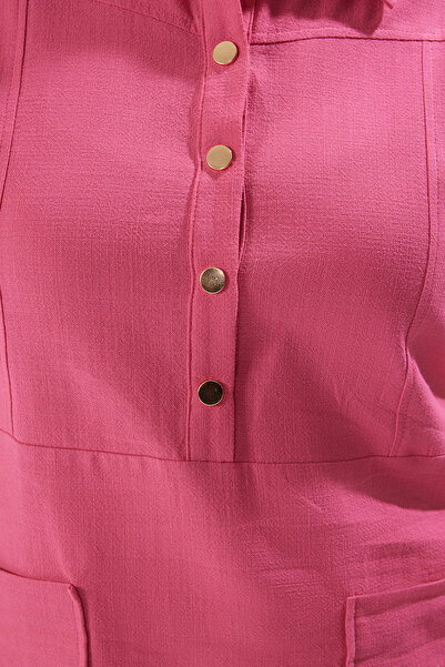 Trendyol Curve Рокля с копчета и яка от риза в цвят фуксия, 100% памук и лен, плетена, големи размери TBBSS25AH00107