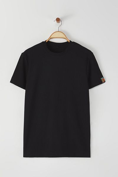 Trendyol Collection Λεπτομερές μπλουζάκι μαύρης υφής με ετικέτα - Κανονική εφαρμογή TMNSS25TS00036