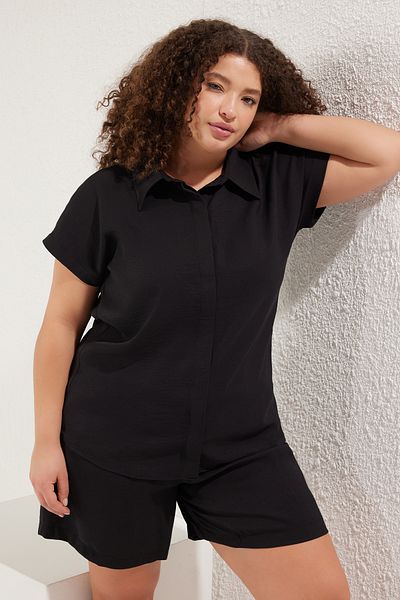Trendyol Curve Schwarzes, gewebtes Plus-Size-Shirt-Shorts-Bottom-Top-Set TBBSS25CP00007