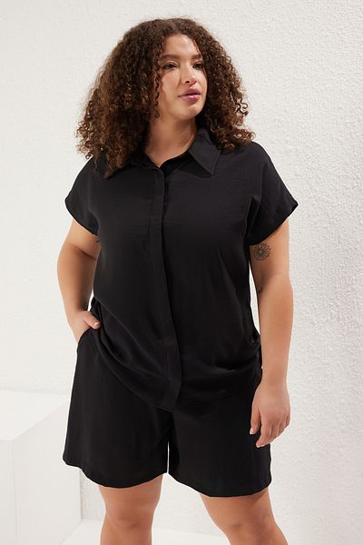 Trendyol Curve Schwarzes, gewebtes Plus-Size-Shirt-Shorts-Bottom-Top-Set TBBSS25CP00007