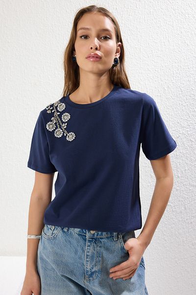 Trendyol Collection Sötétkék köves normál/normál szabású kötött póló TWOSS25TS00038