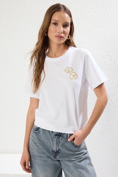 Trendyol Collection Tricou cu broderie florală albă 100% bumbac - Regular Fit TWOSS25TS00042