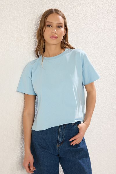 Trendyol Collection Tricou tricotat albastru, 100% bumbac, relaxat, croiat scurt, cu decolteu triplu TWOSS25TS00034