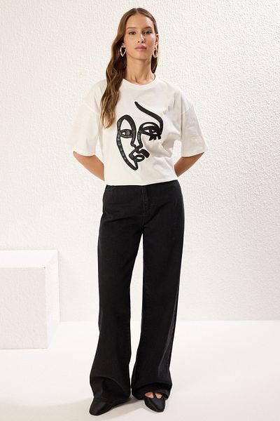 Trendyol Collection Bedrucktes, übergroßes T-Shirt aus Ecru-Baumwolle mit Prägung – TWOSS25TS00081