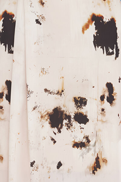 Trendyol Collection Bílé šaty se zvířecím vzorem A-line Midi matné saténové tkané šaty TWOSS25EL00142