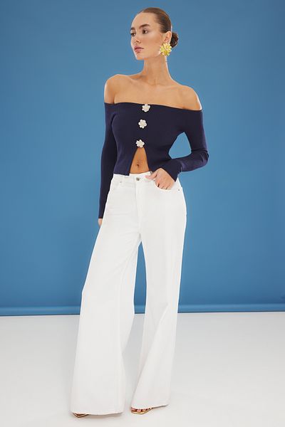 Trendyol Collection Marineblauer Strickpullover mit Blumenknöpfen und U-Boot-Ausschnitt TWOSS25KZ00000