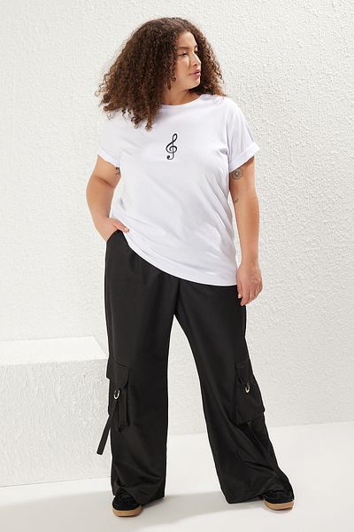 Trendyol Curve Gestrickte T-Shirts in Übergröße mit Stickereidetails – Weiß, breite Passform TBBSS22BF00002