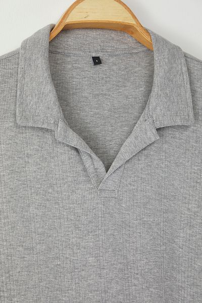 Trendyol Collection Šedé tričko s pravidelným/normálním střihem s texturou Basic Polo Neck TMNSS25PO00000