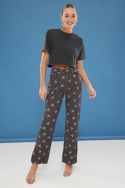 Trendyol Collection Mehrfarbige, mit Schleife/Band bedruckte Jeans mit hoher Taille und weitem Bein TWOSS25JE00209