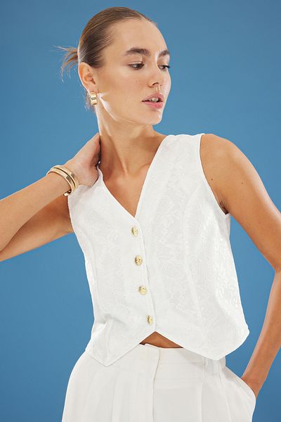 Trendyol Collection Weiße Crop-Webweste mit V-Ausschnitt und Spitzendetail TWOSS25YE00040