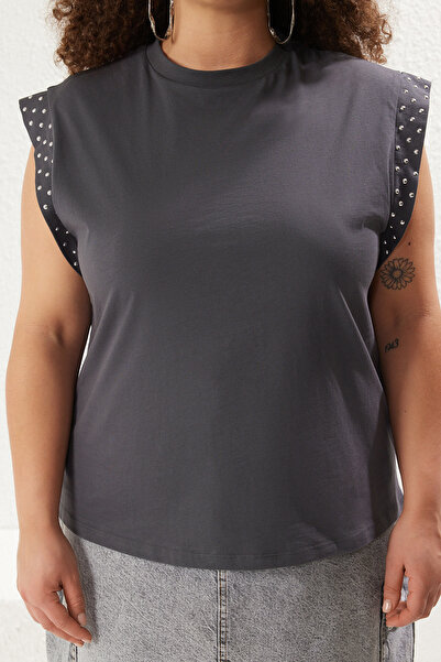 Trendyol Curve Antrasitové tričko s kulatým výstřihem s tkaninovou texturou ve velkých velikostech TBBSS25BF00010