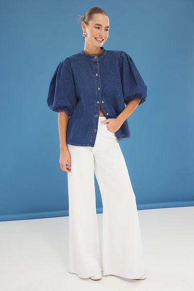 Trendyol Collection Blaues Volant-Jeanshemd mit Ballonärmeln und Stehkragen TWOSS25GO00114