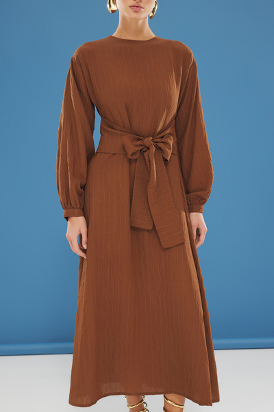 Trendyol Modest Καφέ μπροστινό δεμένο φόρεμα χωρίς επένδυση TCTSS24EB00131