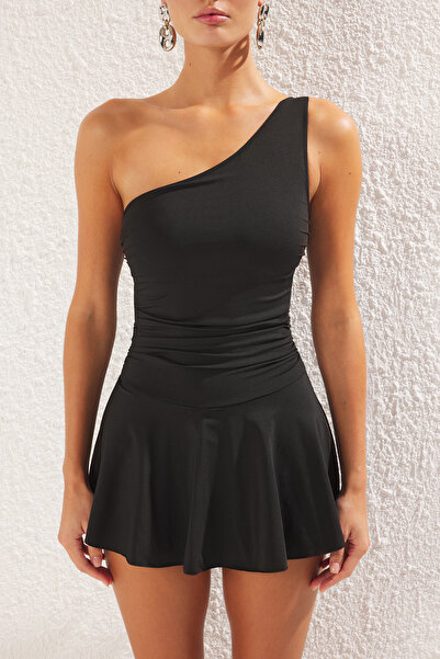Trendyol Collection Schwarzer One-Shoulder-Rock-Badeanzug mit Shorts TBESS25MA00061