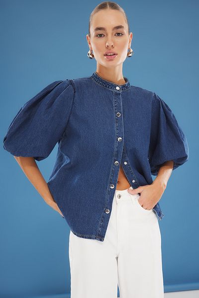 Trendyol Collection Blaues Volant-Jeanshemd mit Ballonärmeln und Stehkragen TWOSS25GO00114