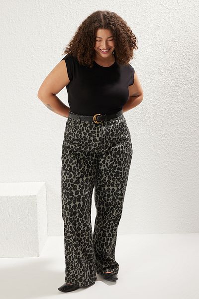 Trendyol Curve Μαύρη πλεκτή μπλούζα Plus Size - Καμιζόλα, Εφαρμόζεται στο σώμα, TBBSS25AF00011