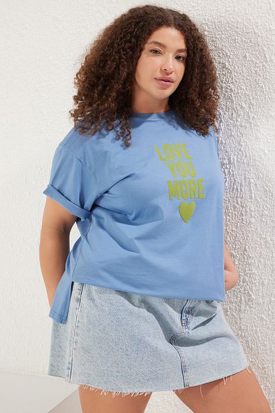 Trendyol Curve Plus Size Niebieski Dzianinowy T-shirt - Okrągły Dekolt, Nadruk Flock, Szeroki Dopasowanie Tbbss25Bf00038