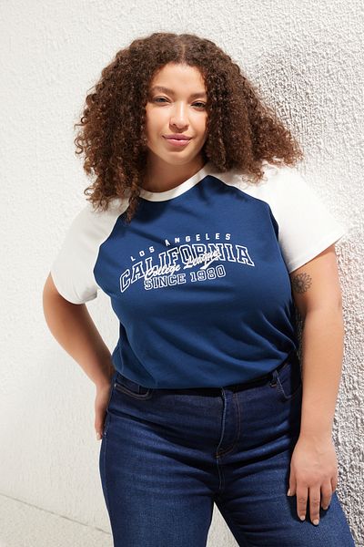 Trendyol Curve Plus Size Niebieski T-shirt z nadrukiem w bloki bawełniane - Tbbss23Bf00014