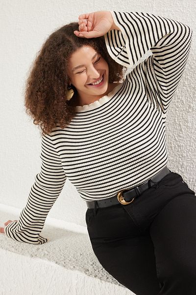 Trendyol Curve Mehrfarbig gestreifter Strickpullover mit weitem Ärmel TBBAW25AN00065