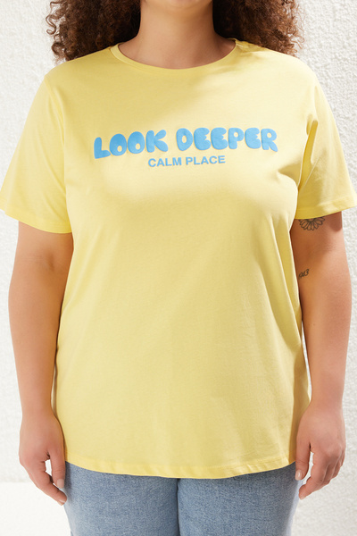 Trendyol Curve Μπλουζάκι Plus Size Yellow Slogan 100% βαμβακερό πλεκτό - TBBSS24BF00036
