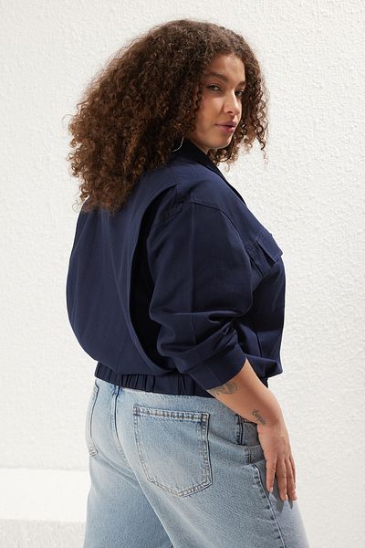 Trendyol Curve Marineblaue, gewebte Jacke aus 100 % Baumwolle in Übergröße mit verstellbarer Taille und Zubehör TBBSS25AG00003