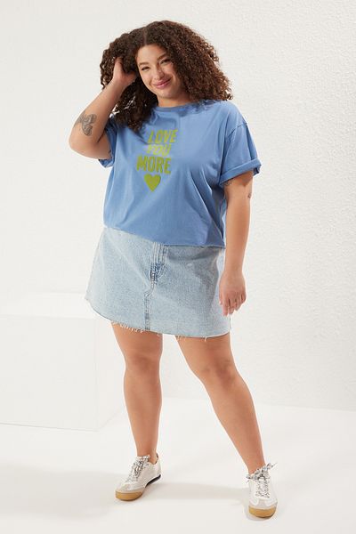 Trendyol Curve Plus Size Niebieski Dzianinowy T-shirt - Okrągły Dekolt, Nadruk Flock, Szeroki Dopasowanie Tbbss25Bf00038