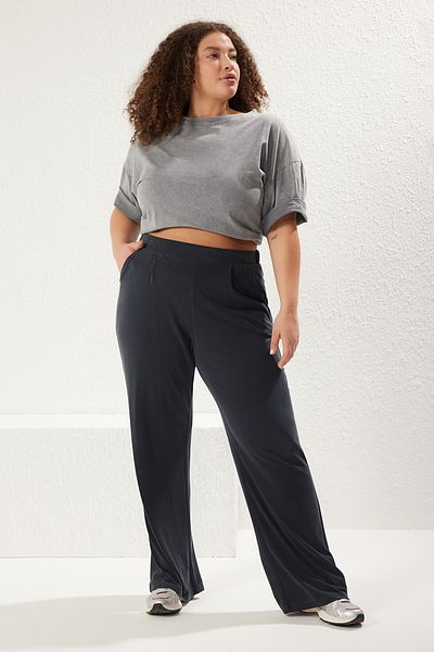 Trendyol Curve Anthrazitfarbene, plissierte Modalhose mit weitem Bein in Übergröße – TBBSS25AR00004