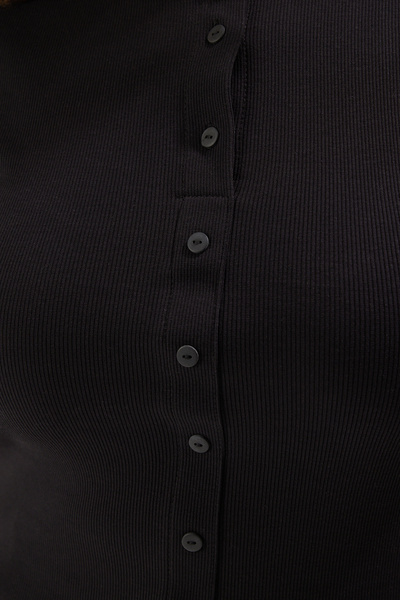 Trendyol Curve Detail černého knoflíku Vypasovaná žebrovaná pletená halenka větší velikosti Tbbss25Af00060