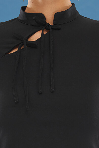 Trendyol Collection Μαύρο γιακά με δέσιμο με λεπτομέρεια ελαστική πλεκτή μπλούζα που εφαρμόζει στο σώμα TWOSS25BZ00226