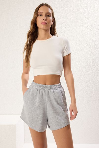 Trendyol Collection Bequeme, gestanzte, flexible Strick-Shorts und Bermudas in Grau-Melange und Schwarz – 2er-Pack TWOSS25SR00084