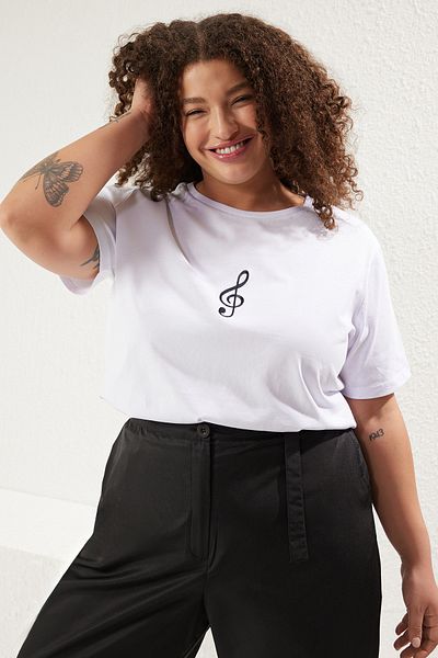 Trendyol Curve Gestrickte T-Shirts in Übergröße mit Stickereidetails – Weiß, breite Passform TBBSS22BF00002