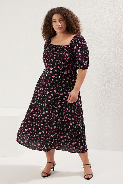 Trendyol Curve Schwarzes Shally-gewebtes Kleid in Übergröße