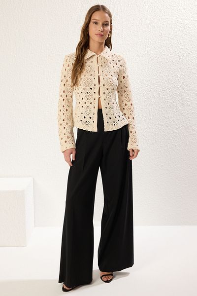 Trendyol Collection Steiniger, durchbrochener Cardigan im Spitzenlook TWOSS25HI00010