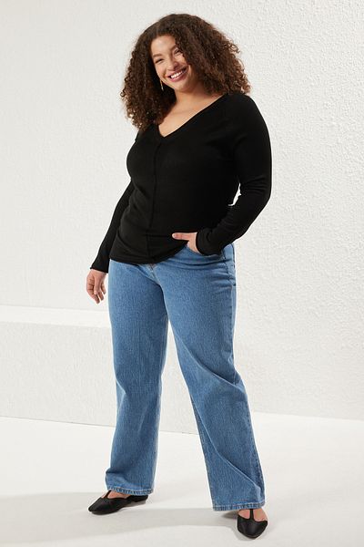 Trendyol Curve Schwarzer, dünner Strickpullover mit V-Ausschnitt und detaillierten Nähten TBBSS25AN00001