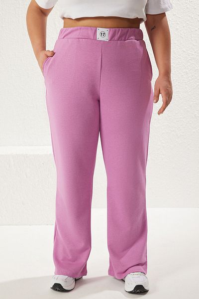 Trendyol Curve Fliederfarbene Strick-Jogginghose mit hoher Taille und Etikettendetail, Übergröße TBBSS25AJ00001
