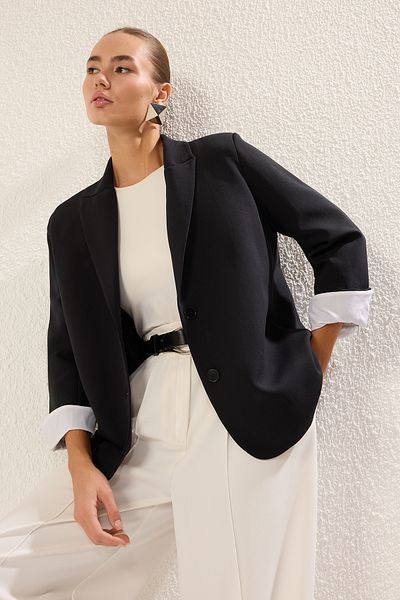 Trendyol Collection Schwarze, gewebte Blazerjacke mit Taschendetail TWOSS25BC00028