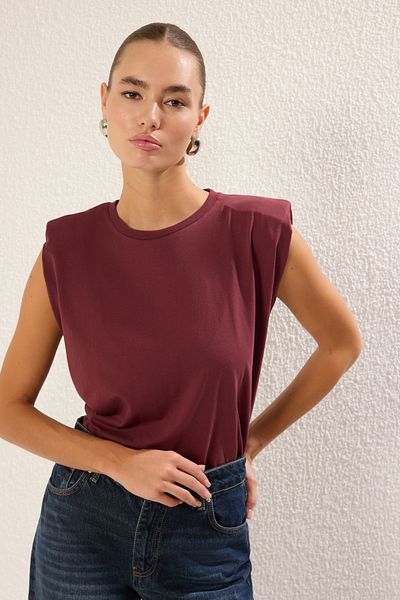 Trendyol Collection T-Shirt aus 100 % Baumwolle mit bequemer Passform in Weinrot – TWOSS25TS00070