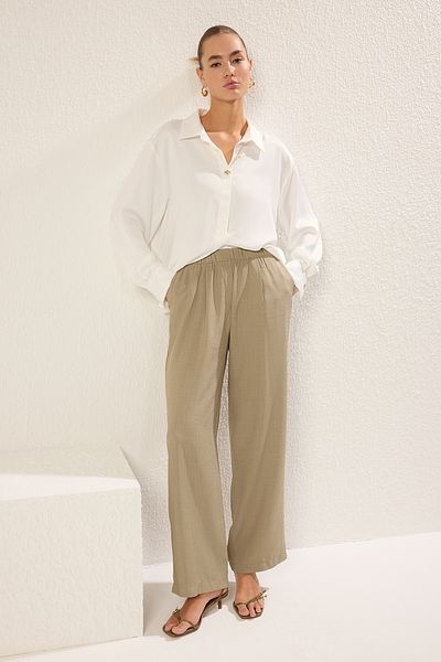 Trendyol Collection Khakifarbene Leinenhose mit weitem Bein – TWOSS25PL00084