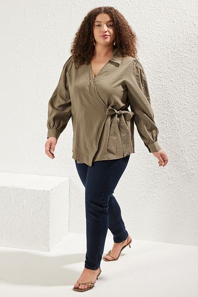Trendyol Curve Khakifarbene zweireihige Bluse mit langen Ärmeln – schmales Modal, gewebt, gebunden, Übergröße TBBSS25AF00038